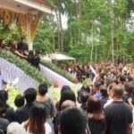 ฮือฮา! โปรยทาน งานศพแม่เฒ่า แจกทั้งทอง-เครื่องใช้ไฟฟ้า สั่งเสียเองก่อนตาย