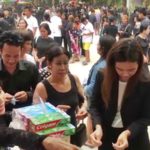 ฮือฮา! โปรยทาน งานศพแม่เฒ่า แจกทั้งทอง-เครื่องใช้ไฟฟ้า สั่งเสียเองก่อนตาย