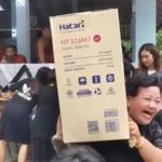 ฮือฮา! โปรยทาน งานศพแม่เฒ่า แจกทั้งทอง-เครื่องใช้ไฟฟ้า สั่งเสียเองก่อนตาย