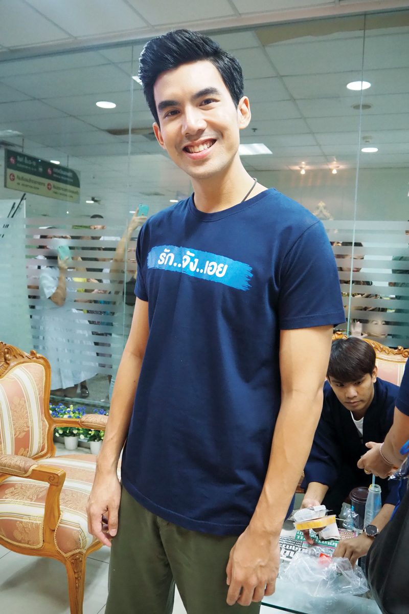 ‘เต๋อ’ห่วง‘ใหม่’เจอหนุ่มโผกอดกลางเวที