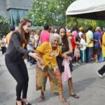 ฮือฮา!เศรษฐีใจบุญเมืองคอนหอบเงินสด 2 ล้าน แจกคนชรา นับพันแห่รับต่อคิวยาว