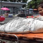 กู้ภัยสร้างโลงจำลอง ตั้งศพ "นายประมาท เมาสุรา" ข้างถนน เตือนสตินักดื่ม