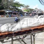 กู้ภัยสร้างโลงจำลอง ตั้งศพ "นายประมาท เมาสุรา" ข้างถนน เตือนสตินักดื่ม