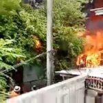 ระทึก! ไฟไหม้บ้านชุมชนแออัดย่านบางอ้อ เผาวอด 3 หลัง หนีตายวุ่น (คลิป)