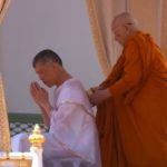 นาทีมหามงคล สมเด็จพระเจ้าอยู่หัว ทรงสรงพระมุรธาภิเษก สังฆราชถวายน้ำพระพุทธมนต์
