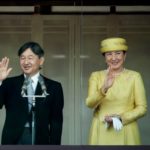 ชาวญี่ปุ่นเฝ้าฯ ถวายพระพร องค์จักรพรรดิ โบกพระหัตถ์ เสด็จออกสีหบัญชรครั้งแรก