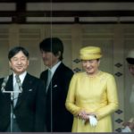 ชาวญี่ปุ่นเฝ้าฯ ถวายพระพร องค์จักรพรรดิ โบกพระหัตถ์ เสด็จออกสีหบัญชรครั้งแรก