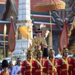 ทรงสง่างาม พระเจ้าอยู่หัว ประทับพระราชยานพุดตานทอง เสด็จฯ ถึงวัดบวรฯ แล้ว