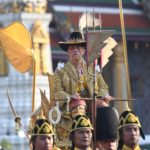 ทรงสง่างาม พระเจ้าอยู่หัว ประทับพระราชยานพุดตานทอง เสด็จฯ ถึงวัดบวรฯ แล้ว