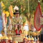 ทรงสง่างาม พระเจ้าอยู่หัว ประทับพระราชยานพุดตานทอง เสด็จฯ ถึงวัดบวรฯ แล้ว