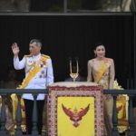 ปีติ พระเจ้าอยู่หัว-พระราชินี พระราชโอรส-ธิดา แย้มพระสรวล โบกพระหัตถ์