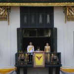 ปีติ พระเจ้าอยู่หัว-พระราชินี พระราชโอรส-ธิดา แย้มพระสรวล โบกพระหัตถ์