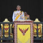 ปีติ พระเจ้าอยู่หัว-พระราชินี พระราชโอรส-ธิดา แย้มพระสรวล โบกพระหัตถ์
