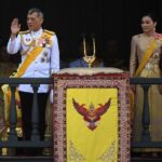 ปีติ พระเจ้าอยู่หัว-พระราชินี พระราชโอรส-ธิดา แย้มพระสรวล โบกพระหัตถ์