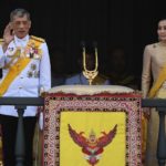 ปีติ พระเจ้าอยู่หัว-พระราชินี พระราชโอรส-ธิดา แย้มพระสรวล โบกพระหัตถ์