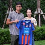 เรียบร้อยโรงเรียนมาดาม! ธนบูรณ์ - ปิยะชนก ชูเสื้อเปิดตัวซบ การท่าเรือ