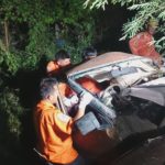 ช่างแดงชงโคขับปิกอัพแต่งซิ่ง เสยเสาไฟ-รถขาด 2 ท่อน ดับสลดคาซาก
