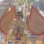 ทรงพระเจริญกึกก้อง! พระเจ้าอยู่หัว เสด็จเลียบพระนคร พระราชินีทรงพระดำเนินตามเสด็จ
