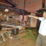 นาทีเฉียดตาย! กระบะพุ่งชนร้าน ข้าวต้ม-ร้านซ่อมทีวีทะลุ ข้าวของกระจายหลังคาพังยุบทั้งหลัง
