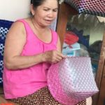 นับถือใจ! ยายพิน แม่ดาราสาว ลูกดัง-รวยแค่ไหน ยังถักประเป๋าขาย-หาเห็ด-เป็นกระเป๋ารถ