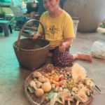 นับถือใจ! ยายพิน แม่ดาราสาว ลูกดัง-รวยแค่ไหน ยังถักประเป๋าขาย-หาเห็ด-เป็นกระเป๋ารถ