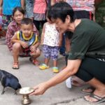 แห่ขอเลขเด็ด 'เจ้ากุ่ย' นกกาประหลาด-พูดเหมือนคน ให้โชคพระถูกลอตเตอรี่ 15คู่!
