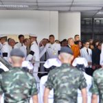 ธงชาติคลุมร่าง พล.อ.เปรม เคลื่อนไปวัดเบญฯ แพทย์-ทหาร ยืนเคารพไว้อาลัย
