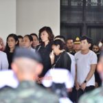 ธงชาติคลุมร่าง พล.อ.เปรม เคลื่อนไปวัดเบญฯ แพทย์-ทหาร ยืนเคารพไว้อาลัย