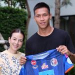 เรียบร้อยโรงเรียนมาดาม! ธนบูรณ์ - ปิยะชนก ชูเสื้อเปิดตัวซบ การท่าเรือ