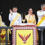 ปีติ พระเจ้าอยู่หัว-พระราชินี พระราชโอรส-ธิดา แย้มพระสรวล โบกพระหัตถ์