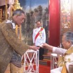 "สมเด็จพระเจ้าอยู่หัว" ประทับเหนือพระที่นั่งอัฐทิศอุทุมพรราชอาสน์ ทรงรับน้ำอภิเษก