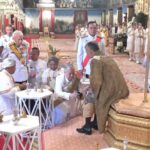 "สมเด็จพระเจ้าอยู่หัว" ประทับเหนือพระที่นั่งอัฐทิศอุทุมพรราชอาสน์ ทรงรับน้ำอภิเษก
