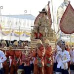 ทรงพระเจริญกึกก้อง! พระเจ้าอยู่หัว เสด็จเลียบพระนคร พระราชินีทรงพระดำเนินตามเสด็จ