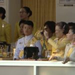 กรมสมเด็จพระเทพฯ-ฟ้าหญิงสิริวัณณวรี-เจ้าฟ้าทีปังกรฯ ทอดพระเนตรขบวนเสด็จฯ
