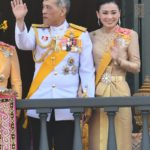 ประมวลภาพมหามงคล ณ สีหบัญชร ปีติ พระเจ้าอยู่หัว กุมพระหัตถ์ พระราชินี (ภาพชุด)