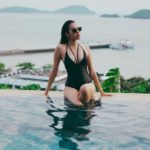 แซ่บท้าลมร้อน! หยาด – มิ้นท์ แท็กทีมก๊วนเพื่อน โชว์เซ็กซี่ริมทะเลภูเก็ต