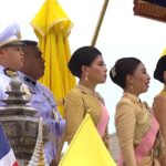 สมเด็จพระราชินี พระเจ้าหลานเธอฯ ทอดพระเนตรขบวนพระบรมราชอิสริยยศ