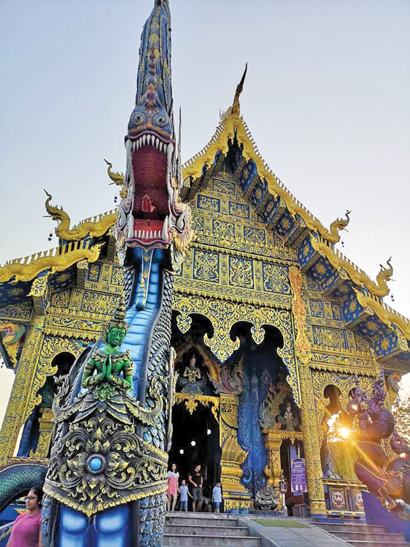 ชมบ้านดำ-วัดขาว