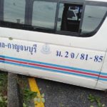ชนสนั่น! กระบะข้ามเกาะ พุ่งชนรถตู้ พังยับ ผู้โดยสารร้องระงม เจ็บ12