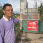 ป้าวัย 60 เดินข้ามสะพานแขวนชำรุด เหยียบไม้ผุ ร่วงกระแทกแม่น้ำยมแห้งขอดเจ็บสาหัส