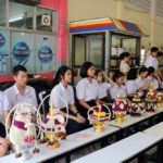 ร.ร.ดังพิษณุโลก ไอเดียกระฉูด ทำพานไหว้ครูล้อการเมือง นาฬิกายืมเพื่อน-รถถัง-หีบเลือกตั้ง