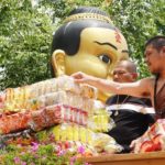 อยากได้โชคเหมือน‘โป๊งเหน่ง เชิญยิ้ม’ ขนขนมบูชาขอโชคใหญ่ ‘กุมารเจ้าสัวเฮง’