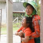 อยากให้ลูก-เมียกิน! ใช้เหล็กเส้นสอยกระท้อน ไฟ2หมื่นโวลต์ชอร์ตบึ้มสนั่นดับคาต้น(คลิป)