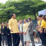 'บิ๊กตู่' ยิ้มหวานขอเพลง "ฉันจะฝันถึงเธอ" ลั่น! ให้เชื่อมั่นนายกฯ ชี้บ้านเมืองมาก่อน