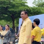 'บิ๊กตู่' ยิ้มหวานขอเพลง "ฉันจะฝันถึงเธอ" ลั่น! ให้เชื่อมั่นนายกฯ ชี้บ้านเมืองมาก่อน
