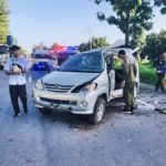 สุดสลด!ลูกชายขับเก๋งเข้ากรุง หลับใน ชนต้นไม้ พ่อแม่ดับทั้งคู่ ตัวเองเจ็บ