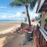 แจงแล้ว! ภาพสาวเปลือยกายว่อนเน็ต ถ่ายคู่กับหลักกิโลร้านดังหาดจอมเทียน