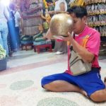 พิธีเข้มขลังศักดิ์สิทธิ์! นักเสี่ยงโชคมากันแน่น เกจิดังลุ่มน้ำท่าจีน บวงสรวงพญานาคราช(คลิป)