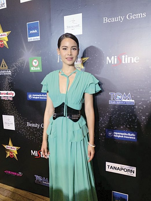 ‘ญาญ่า’รุดไหว้พระที่ประเทศพม่า ทำบุญให้กับตัวละครใน‘กลิ่นกาสะลอง’ : บันเทิง