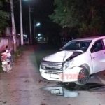 บ้าน2หลังพังพินาศ! หนุ่มขับกระบะไม่ชินทาง แหกโค้งพุ่งชนทะลุกำแพงพังยับ